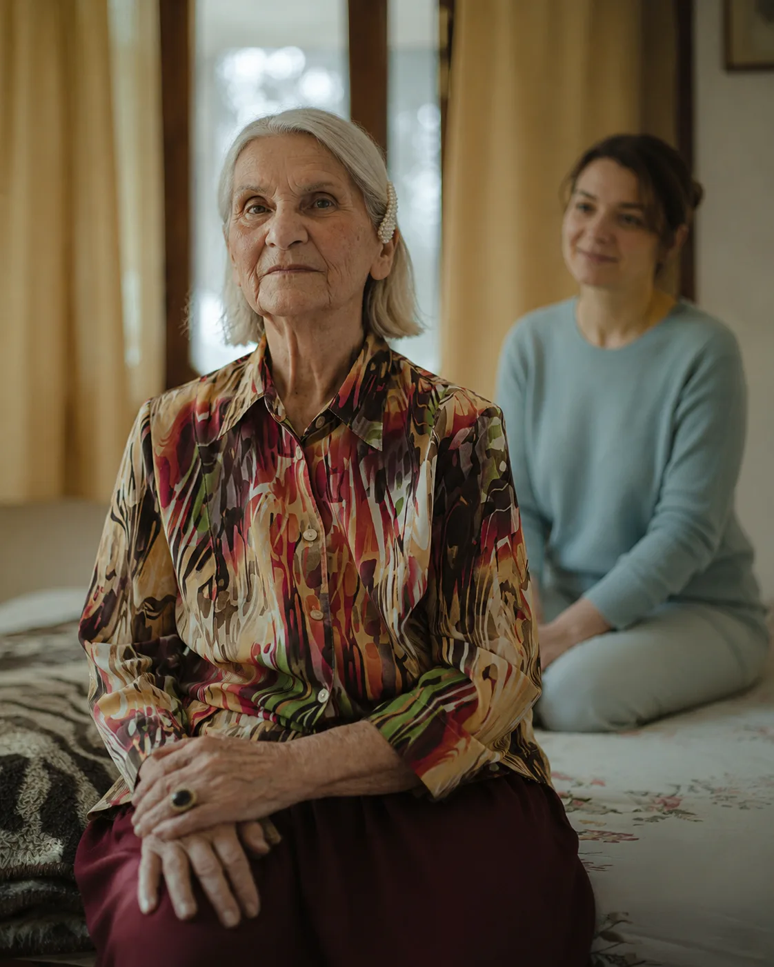 Seniorka z opiekunką w sypialni - rekonwalescencja po endoprotezie